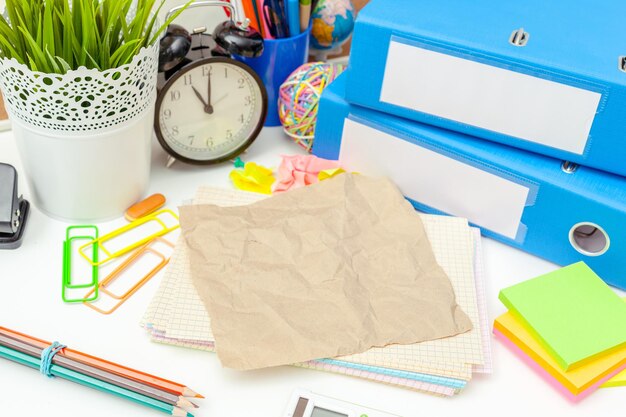 Lugar de trabajo de una persona creativa con una variedad de coloridos objetos de papelería.