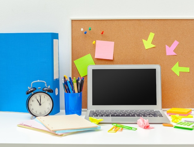 Lugar de trabajo de una persona creativa con una variedad de coloridos objetos de papelería.