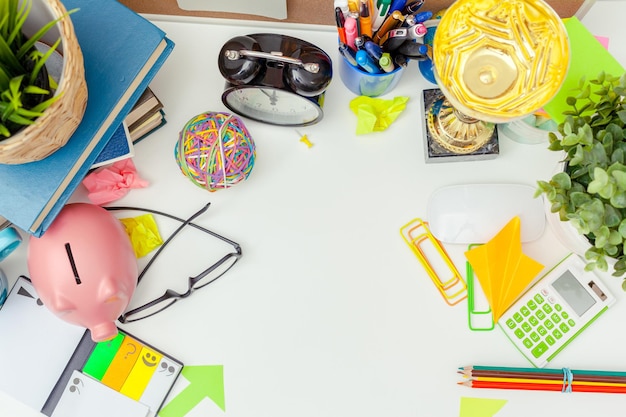 Foto gratuita lugar de trabajo de una persona creativa con una variedad de coloridos objetos de papelería.