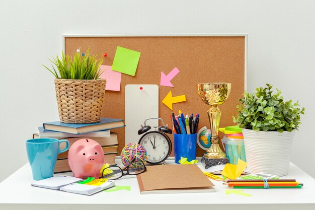 Lugar de trabajo de una persona creativa con una variedad de coloridos objetos de papelería.