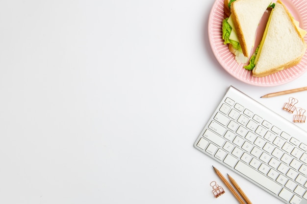 Foto gratuita lugar de trabajo plano con plato de deliciosos sándwiches