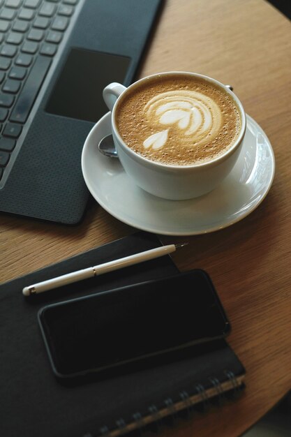 Lugar de trabajo con taza de café y computadora portátil