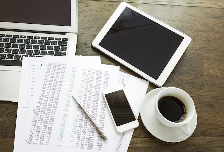 Foto gratuito lugar de trabajo con una taza de café y dispositivos tecnológicos