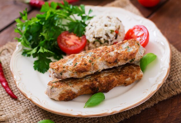 Lula kebab picada de pavo a la parrilla (pollo) con arroz y tomate.