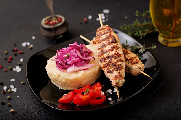 Lula kebab picada de pavo a la parrilla (pollo) con tomate fresco y bulgur