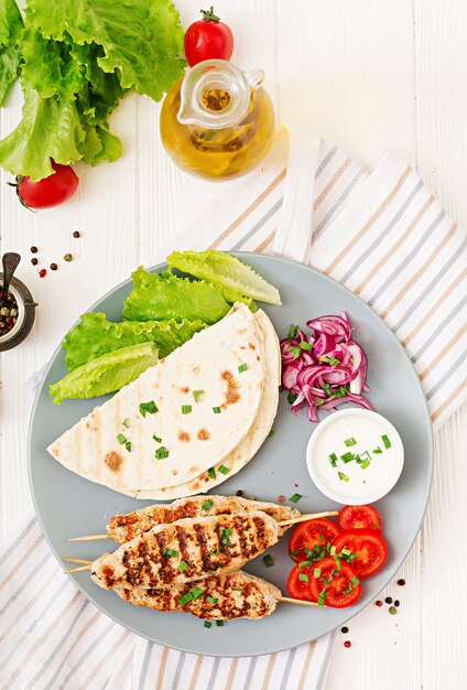 Lula kebab picada de pavo a la parrilla (pollo) con verduras frescas. Vista superior