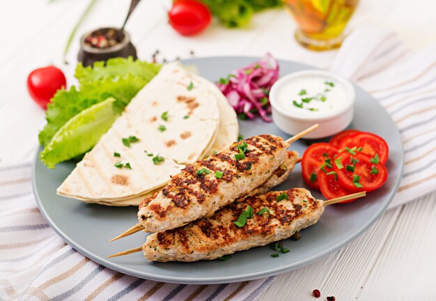 Lula kebab picada de pavo a la parrilla (pollo) con verduras frescas.