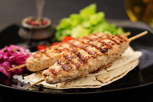 Lula kebab picada de pavo a la parrilla (pollo) con verduras frescas.