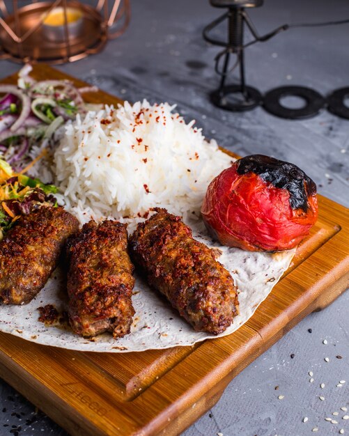 Lule kebab con arroz y verduras.