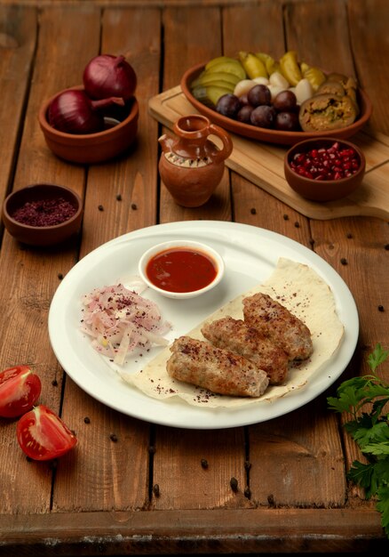 Lule kebab con cebolla y salsa de tomate