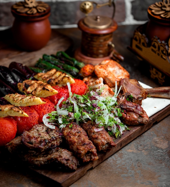 Lule kebab con verduras fritas