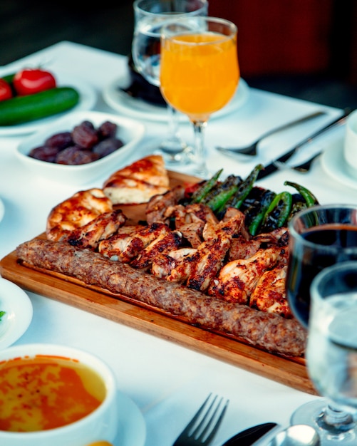 Lule y pollo kebab con verduras sobre la mesa