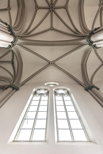 Luminoso interior de la iglesia con vidrieras vista desde abajo