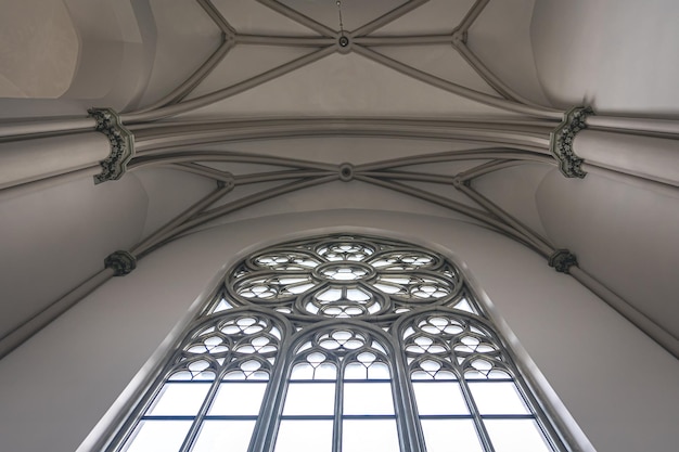 Luminoso interior de la iglesia con vidrieras vista desde abajo