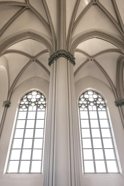 Luminoso interior de la iglesia con vidrieras vista desde abajo