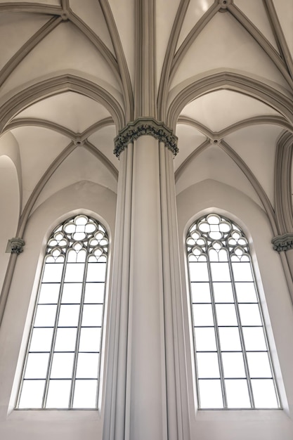 Luminoso interior de la iglesia con vidrieras vista desde abajo