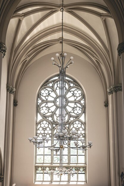 Luminoso interior de la iglesia con vidrieras vista desde abajo
