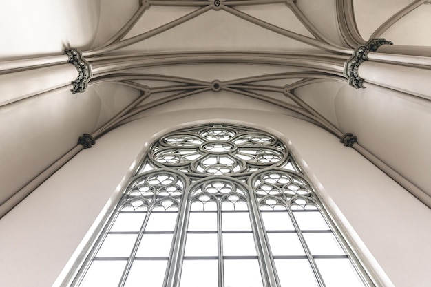 Luminoso interior de la iglesia con vidrieras vista desde abajo