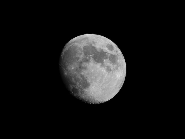 Luna en el cielo negro