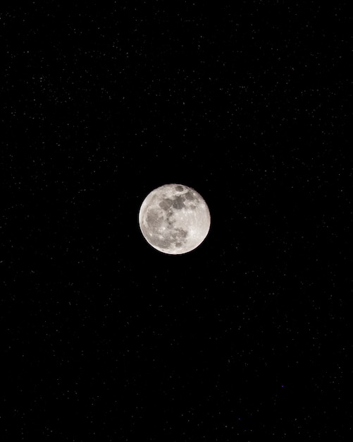 Luna en el cielo oscuro