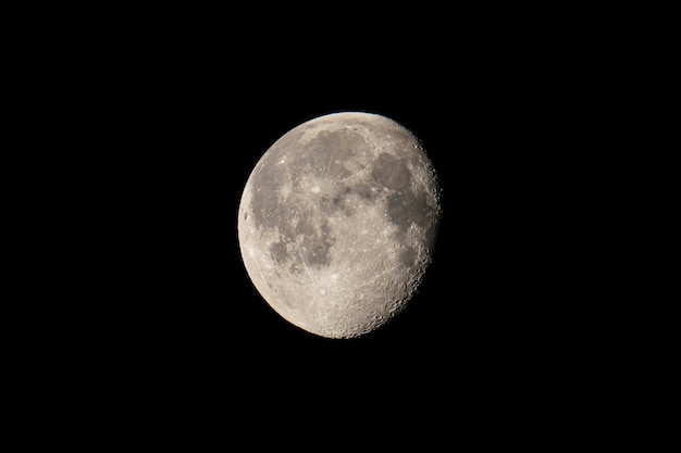 Luna en el detalle oscuro durante la noche.