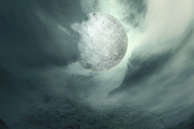 Luna llena con celajes oscuros en la noche. Concepto de halloween