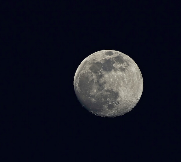 Luna llena en el cielo de la noche oscura