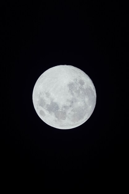 luna llena sobre fondo oscuro