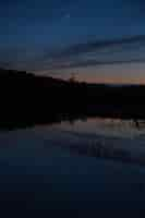 Foto gratuita luna reflejada en el lago