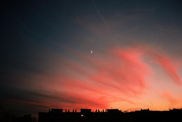 luna rosa en el cielo estético
