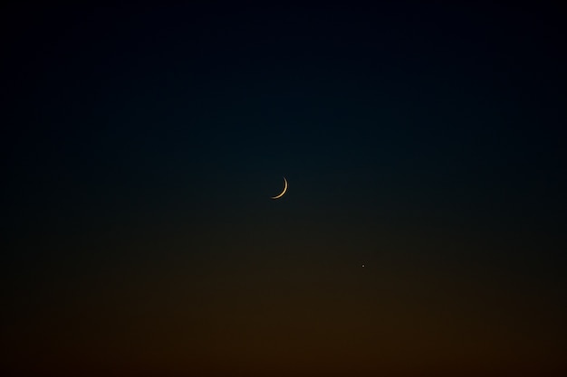 Luna solitaria en el cielo nocturno oscuro