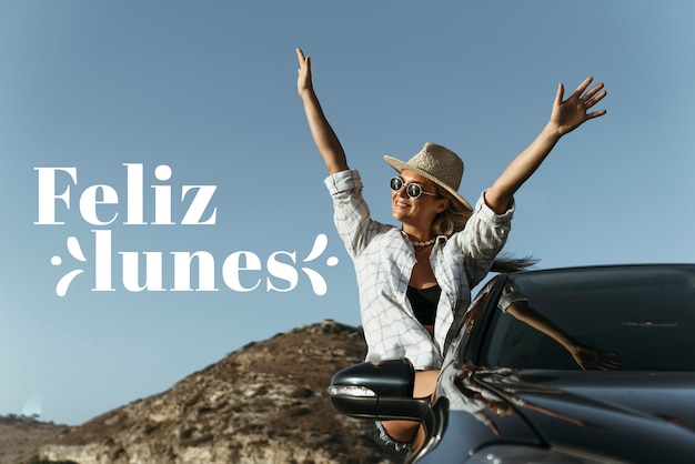 Foto gratuita un lunes feliz con una mujer en el coche.