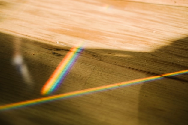 luz del arco iris en la mesa de madera