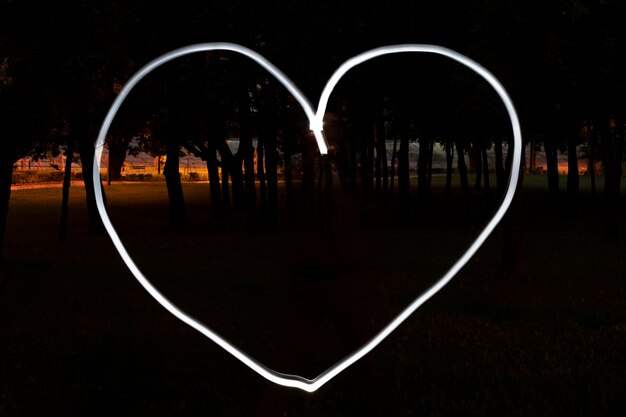 Luz blanca en forma de corazón al aire libre