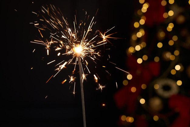 Luz brillante de Bengala ardiendo en una habitación decorada