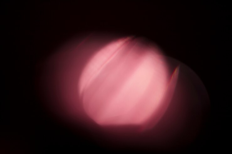 Foto gratuito luz brillante sobre un fondo negro