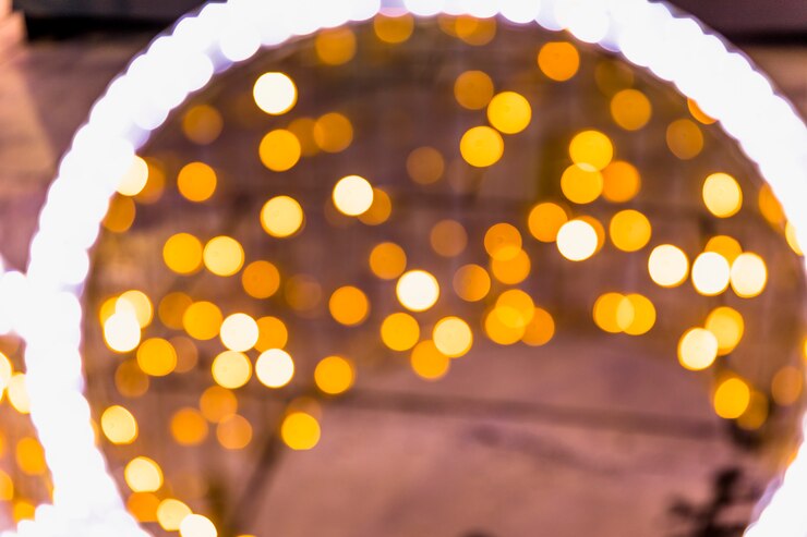 Foto gratuito luz circular de led contra un telón de fondo bokeh festivo amarillo
