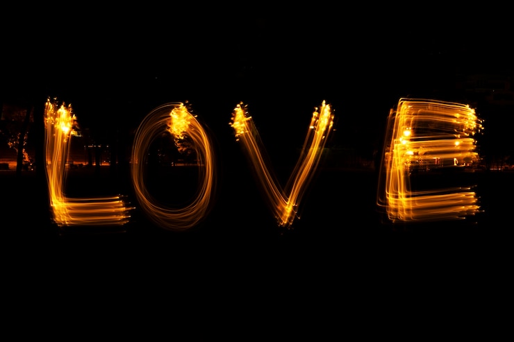 Foto gratuito luz dinámica brillante haciendo palabra de amor