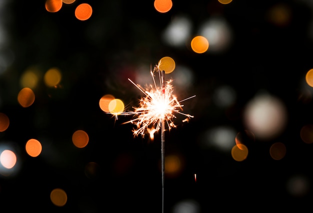 Luz espumosa de bengala en fiesta de año nuevo