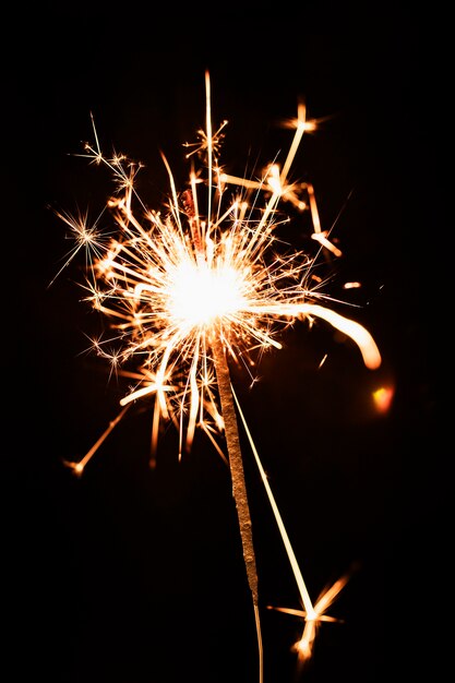 Luz de fuegos artificiales dorados de ángulo bajo en el cielo