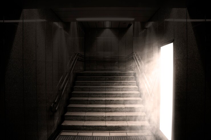 Foto gratuito luz procedente de la puerta abierta