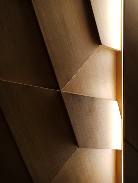 Luz que cae sobre un diseño abstracto de madera