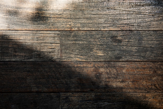 Luz sobre un fondo de textura de tablón de madera desgastada