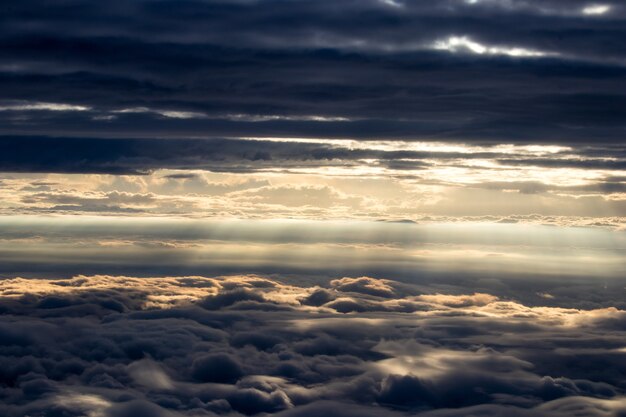 La luz del sol atravesando las nubes