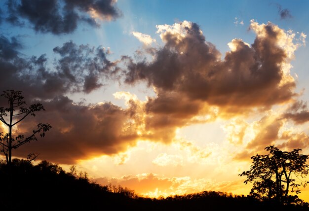 La luz del sol con cielo azul nublado Beauytiful escena