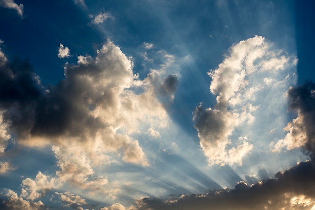 La luz del sol con el cielo azul nublado Escena de Beauytiful