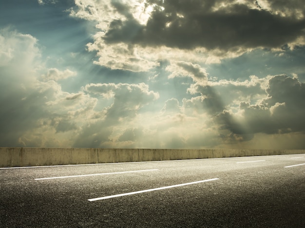 Foto gratuita luz del sol a través de las nubes