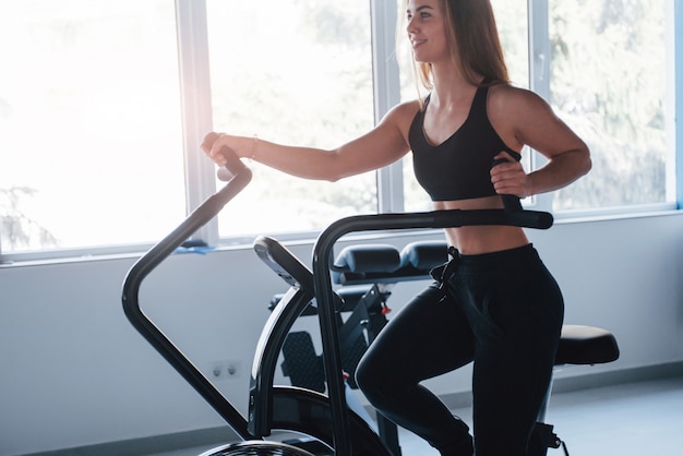 Luz solar brillante. Hermosa mujer rubia en el gimnasio en su fin de semana