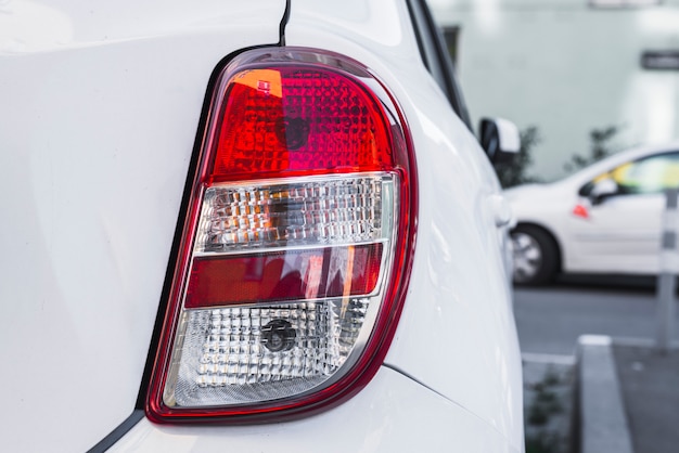 Luz trasera en carro nuevo blanco.