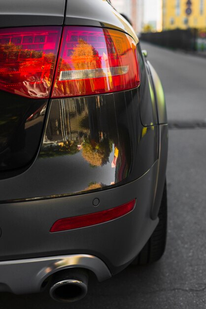 Luz trasera con estilo en nuevo automóvil negro en ruta